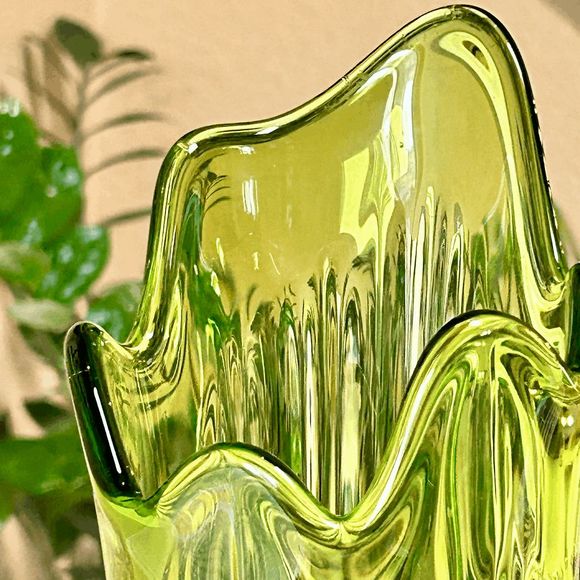 Vintage L.E. Smith 20” Green Simplicity Ribbed Swung Glass Vase Fat Bottom - Picture 5 of 9